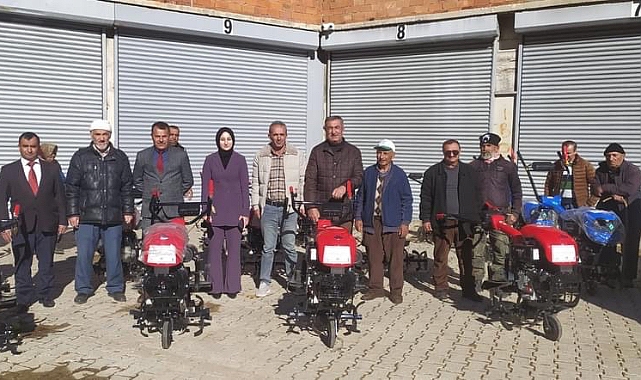 Sarıveliler'de çiftçilere el traktörü dağıtıldı