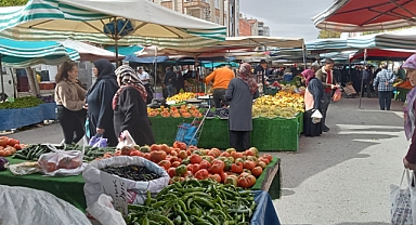 Sonbahar meyve ve sebzeleri tezgâhlarda