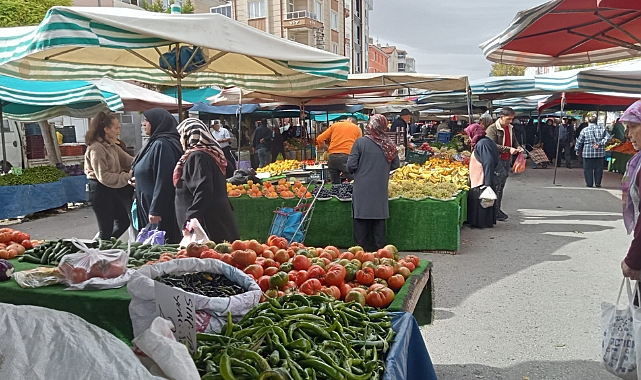 Sonbahar meyve ve sebzeleri tezgâhlarda