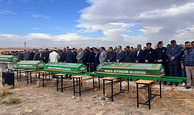 Trafik kazasında ölen anneanne, kızı ve 3 torununun cenazeleri defnedildi