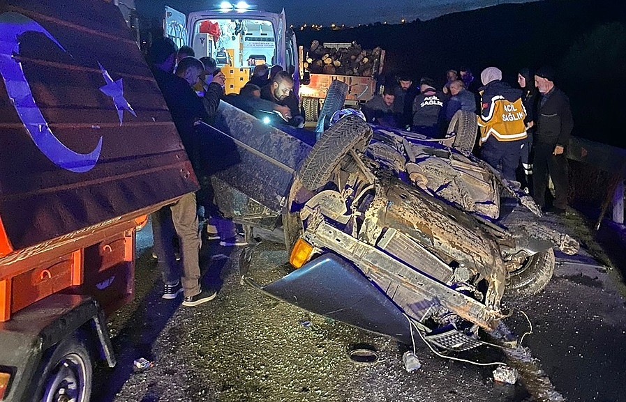 Traktör römorkuna arkadan çarpan otomobildeki 2 kişi yaralandı