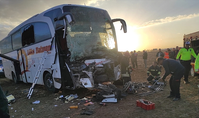 Yolcu otobüsü ile traktörün çarpıştığı kazada 8 kişi yaralandı