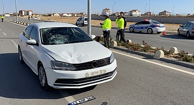 Yolun karşısına geçmek isteyen kadına araba çarptı