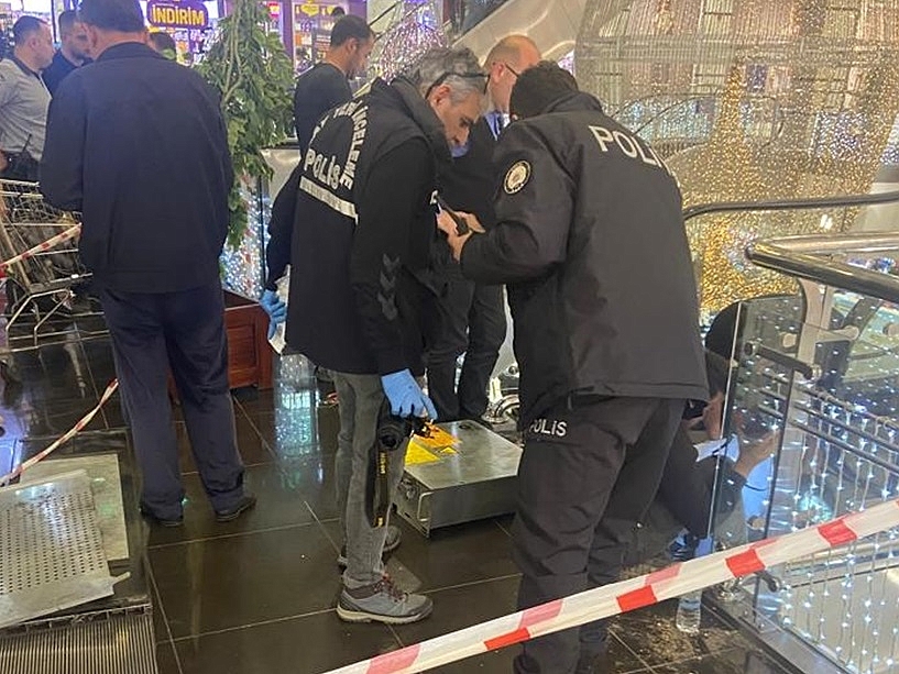 2 yaşındaki bir çocuğun yürüyen merdivene sıkışan 3 parmağı koptu