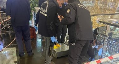 2 yaşındaki bir çocuğun yürüyen merdivene sıkışan 3 parmağı koptu