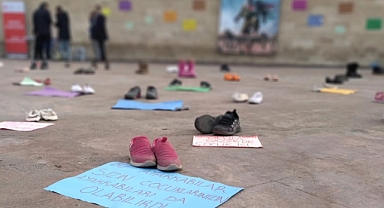 Aktekke Meydanına Filistin'de hayatını kaybedenler anısına ayakkabılar bırakıldı