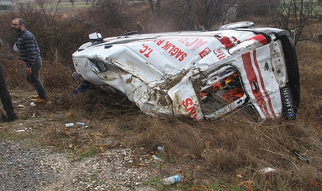 Ambulans ve kamyonetin devrildiği kazada 6 kişi yaralandı