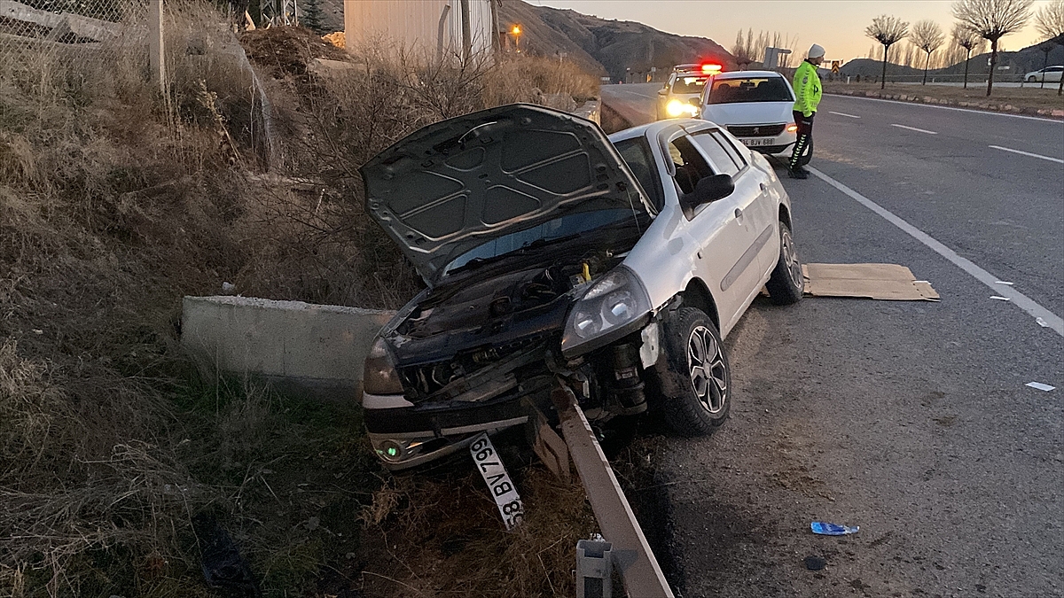 Bariyerlere çarpan otomobildeki 4 kişi yaralandı