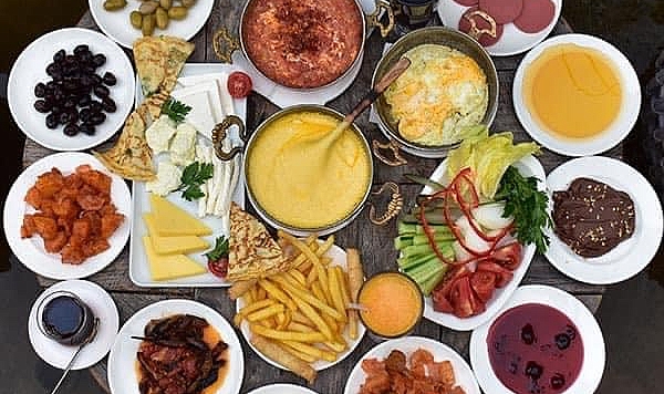 Bayram: "İsraf önlenecekse önce 'Serpme Kahvaltı' yasaklanmalı"