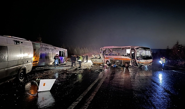 Belediye otobüsü ve midibüsü ile karavan çarpıştı, 14 kişi yaralandı