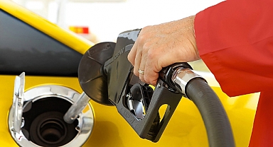 Benzine bugün indirim gelecek. Motorine çifte indirim yapılmıştı