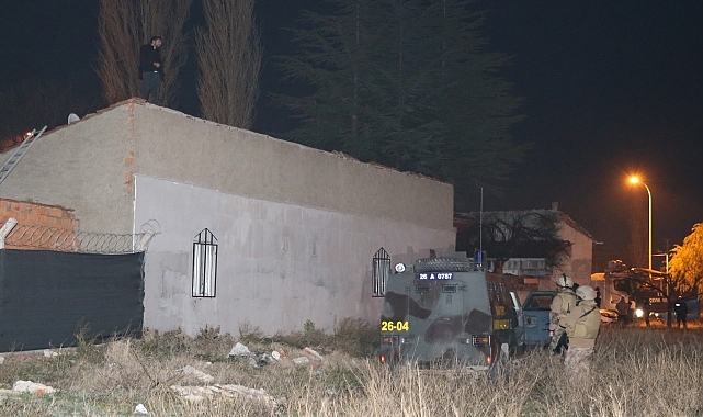 Bıçakla evinin çatısına çıkan firari hükümlü polise teslim oldu