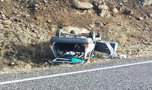 Devrilen otomobildeki 4 kişi yaralandı
