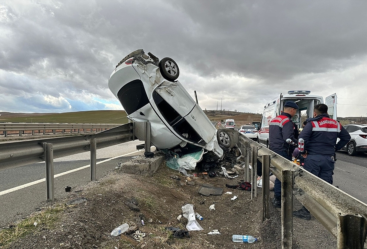 Devrilen otomobildeki 5 kişi yaralandı