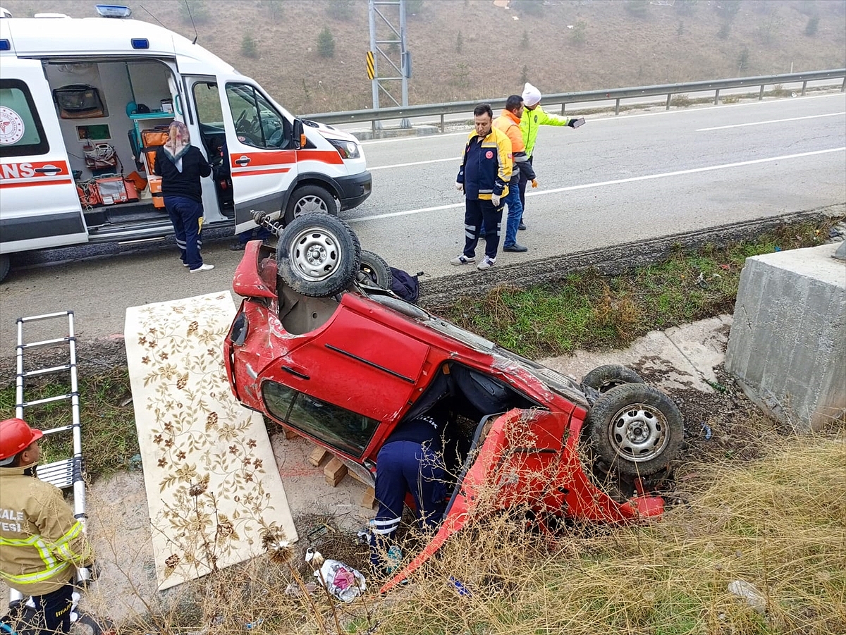 Devrilen otomobildeki baba öldü, oğlu yaralandı