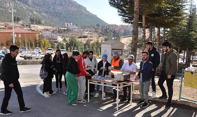 Ermenek'te şehitler için lokma dağıtıldı