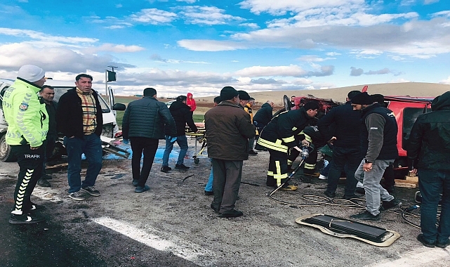Hafif ticari araçla çarpışan otomobilin sürücüsü öldü