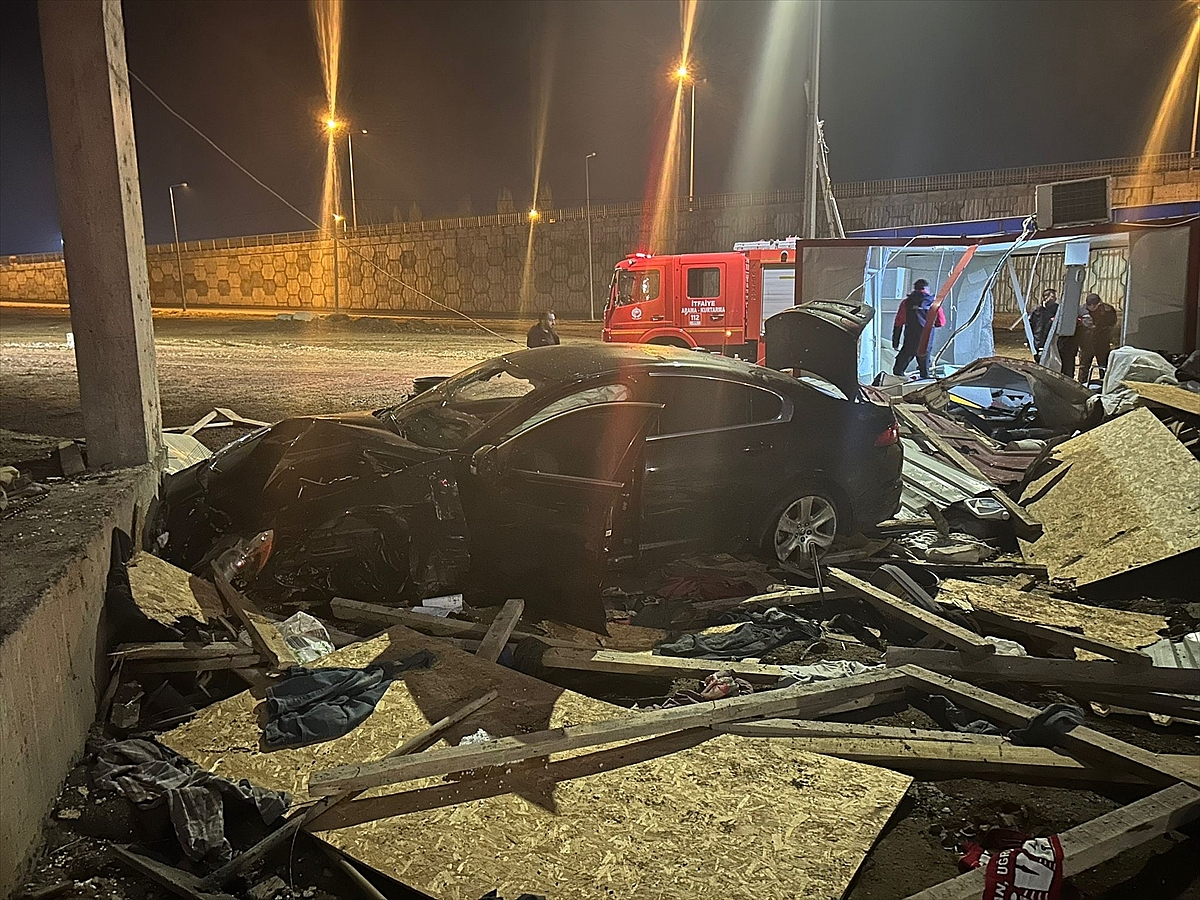 İnşaatın duvarına çarpan otomobildeki 4 kişi yaralandı