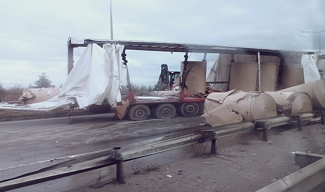 Kağıt rulo yüklü tır köprü koruma demirlerine çarptı