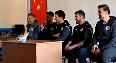 Karaman FK'lı futbolcular öğrencilerle buluştu