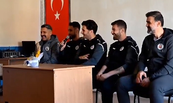 Karaman FK'lı futbolcular öğrencilerle buluştu