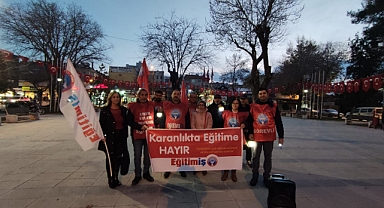 Karanlıkta Eğitimi Ellerinde Fenerlerle Protesto Ettiler