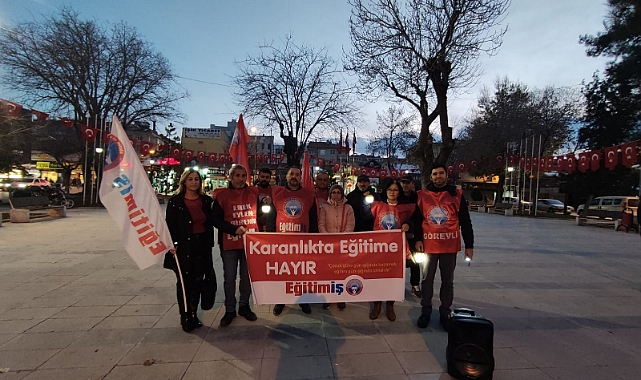 Karanlıkta Eğitimi Ellerinde Fenerlerle Protesto Ettiler