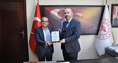 KARON Derneği Başkanı Çalışkan'dan İl Müdürü Yurdakul'a Plaket