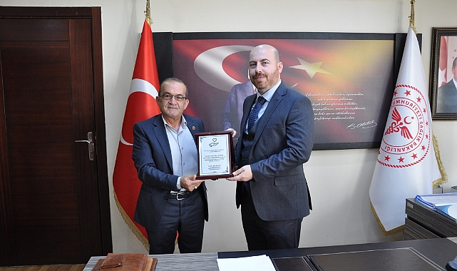 KARON Derneği Başkanı Çalışkan'dan İl Müdürü Yurdakul'a Plaket
