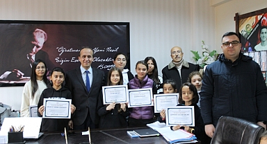 Kasım ayında en güzel yazı yazan öğrenciler ödüllendirildi