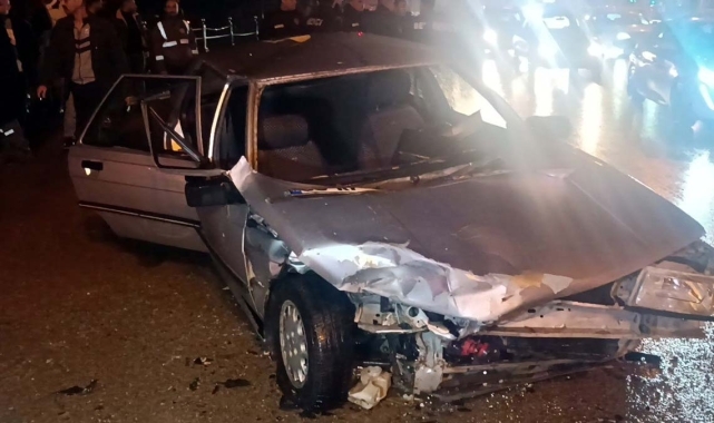 Çarpışan iki otomobildeki 9 kişi yaralandı