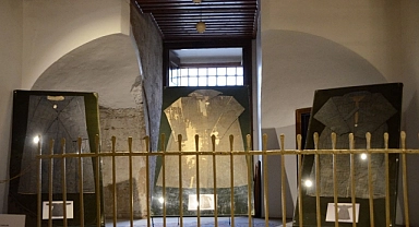 Mevlana'ya ait kıyafetler sergilenmeye başlandı
