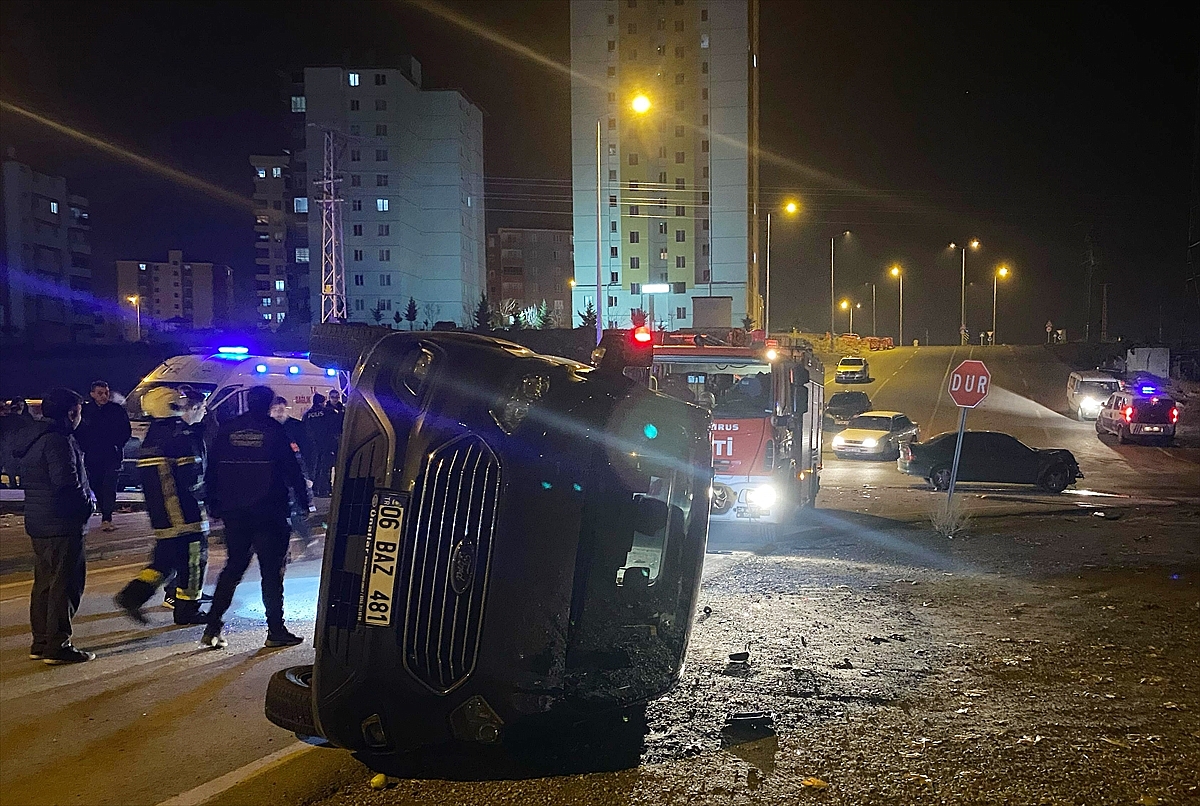 Minibüs ile otomobilin çarpıştığı kazada 7 kişi yaralandı