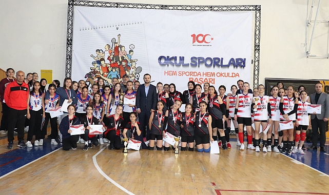 Okul Sporları Yıldızlar Voleybolda Kupalar Sahiplerini Buldu