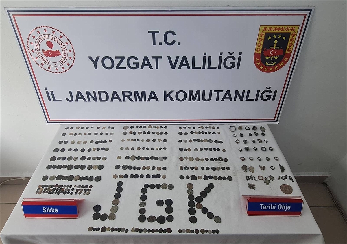 Otomobilde 342 sikke, 24 yüzük ve 11 obje ele geçirildi