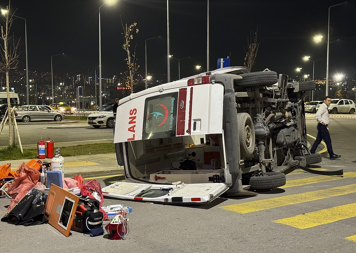 Otomobilin çarptığı ambulans devrildi