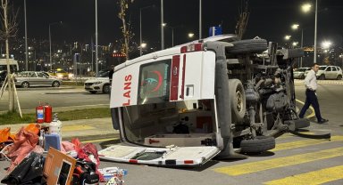 Otomobilin çarptığı ambulans devrildi