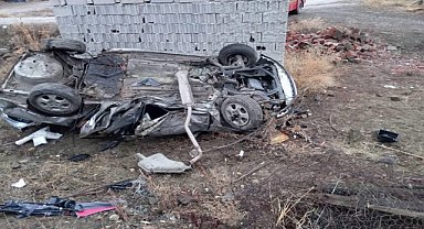 Otomobilin devrilmesi sonucu 1 kişi öldü, 2 kişi yaralandı