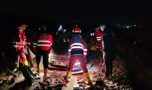 Otomobilleri çamura saplanan ailenin yardımına belediye kurtarma ekipleri yetişti