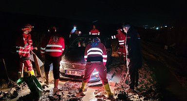 Otomobilleri çamura saplanan ailenin yardımına belediye kurtarma ekipleri yetişti