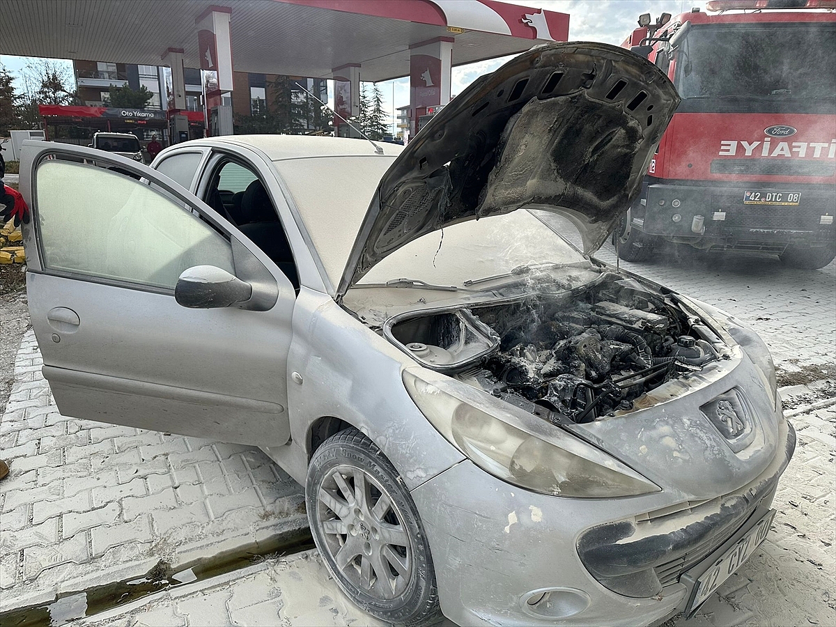 Park halindeki otomobilde çıkan yangın söndürüldü
