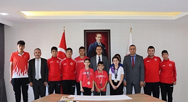 Şampiyon sporculardan Kaymakam Ünlü'ye ziyaret
