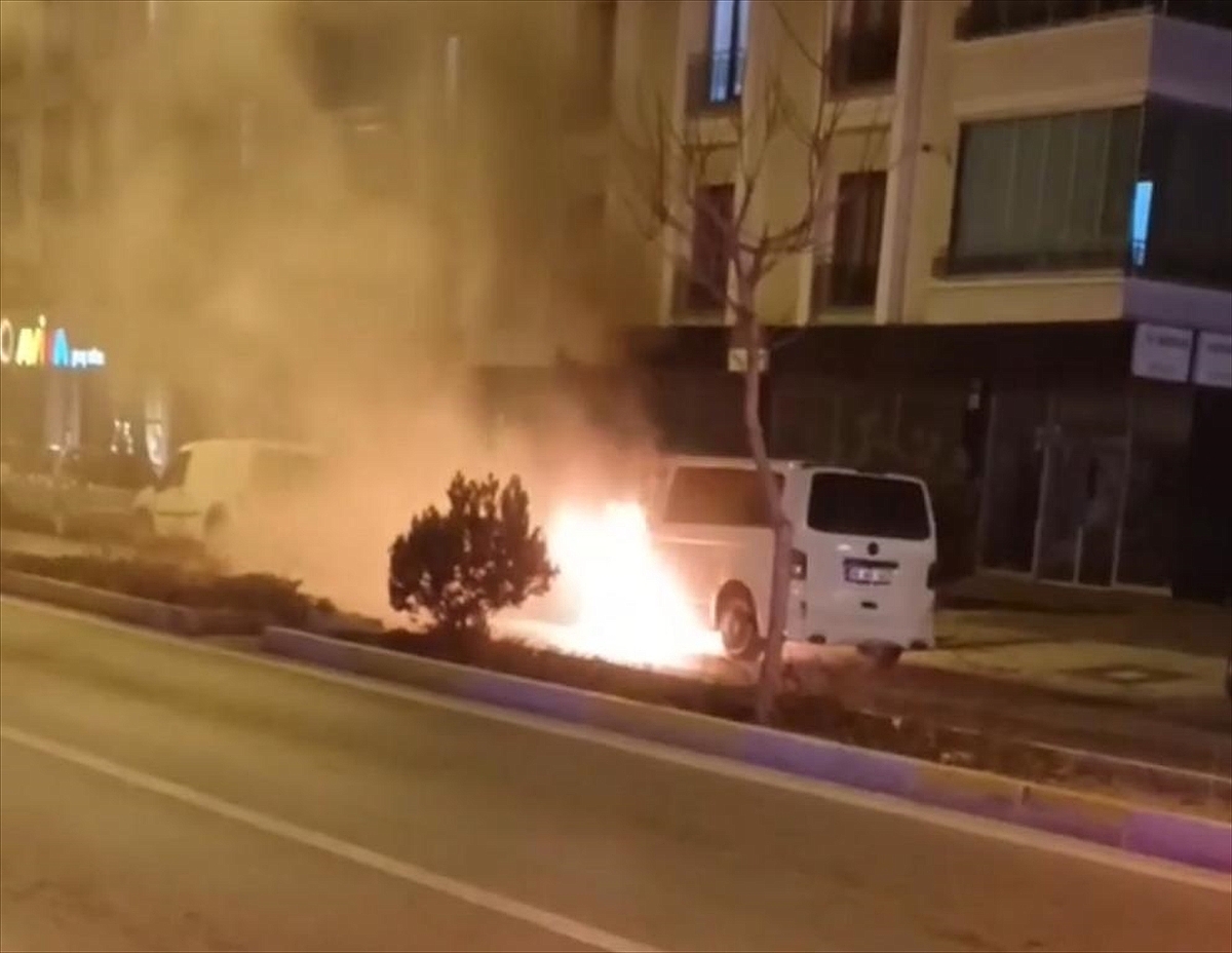 Seyir halindeki minibüste çıkan yangın söndürüldü