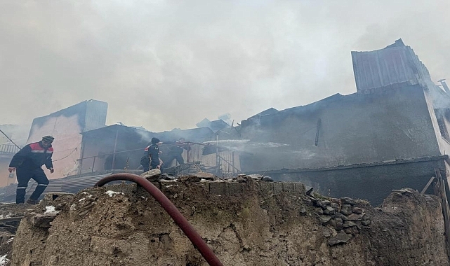 Sivas'ta balkona dökülen külden çıkan yangında 5 ev hasar gördü