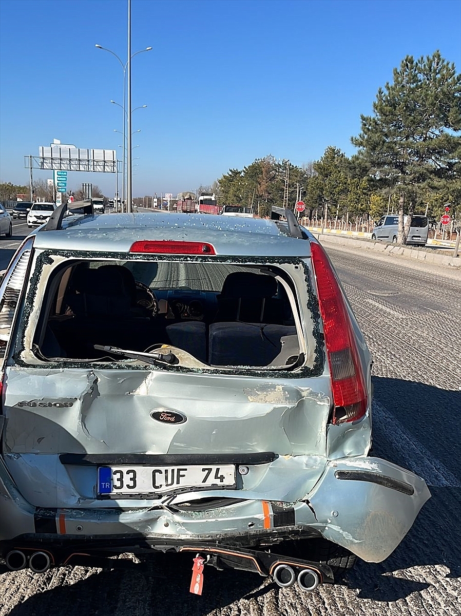 Tanker ile otomobil çarpıştı 4 kişi yaralandı