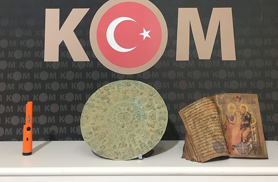 Tarihi nitelikte olduğu değerlendirilen İncil ve tepsi ele geçirildi