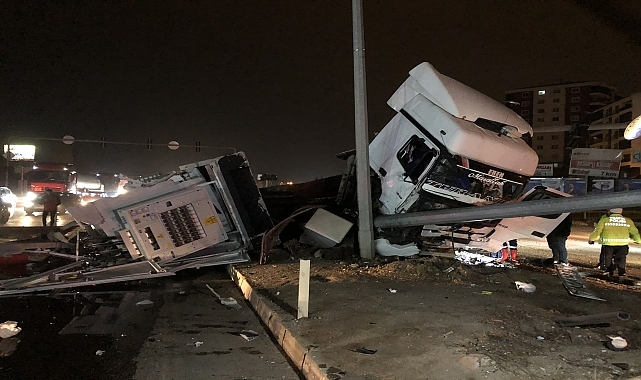 Trafik lambası direğine çarpan tırdaki 2 kişi yaralandı