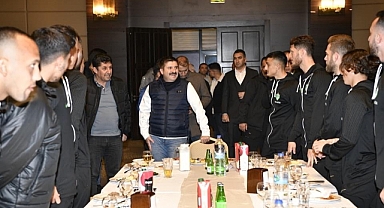 Vali Sarıibrahim ve Karaman FK Yönetiminden Iğdır FK kafilesine ziyaret