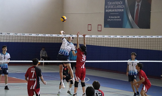 Voleybol Grup Müsabakalarında Heyecan Devam Ediyor