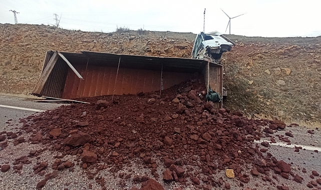 Devrilen kamyonun sürücüsü yaralandı